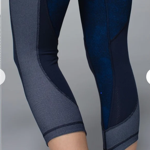 LULULEMON *Special Edition* Wunder Under Crop - Blue/Black/White - Size 4 - Picture 3 of 13